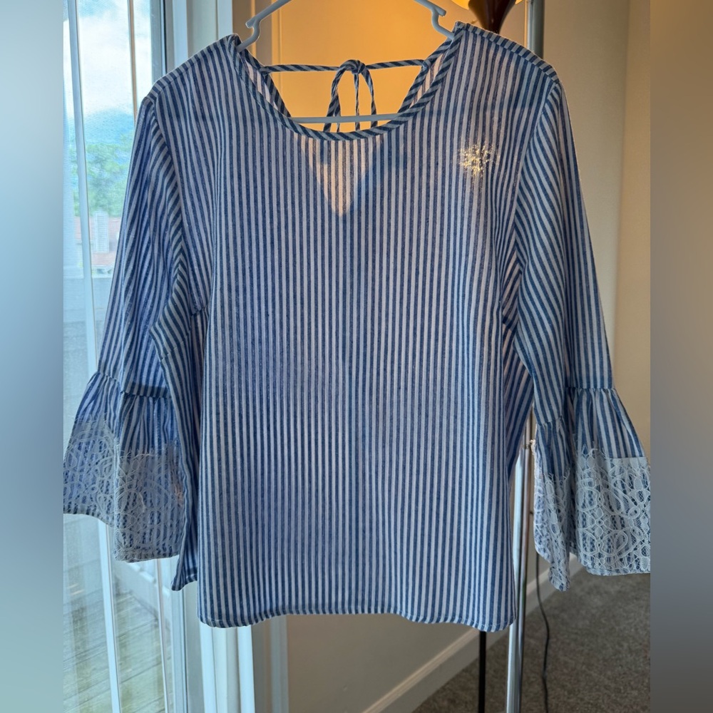 💥Roommates Blue and White Ruffled Tie Front Blouse💥